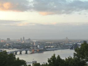 gran ciudad atravesada por un gran cuerpo de agua