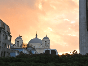 edificios de cupula con atardecer de fondo