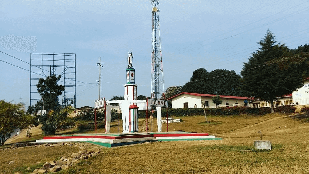munumento en campo verde